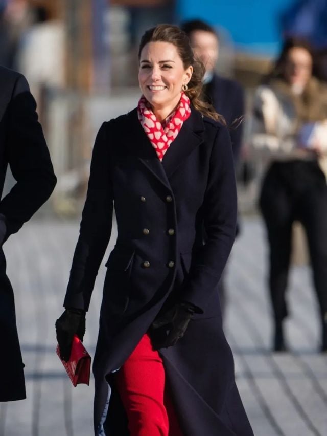 كيت ميدلتون بمعطف كلاسيكي باللون الأسود