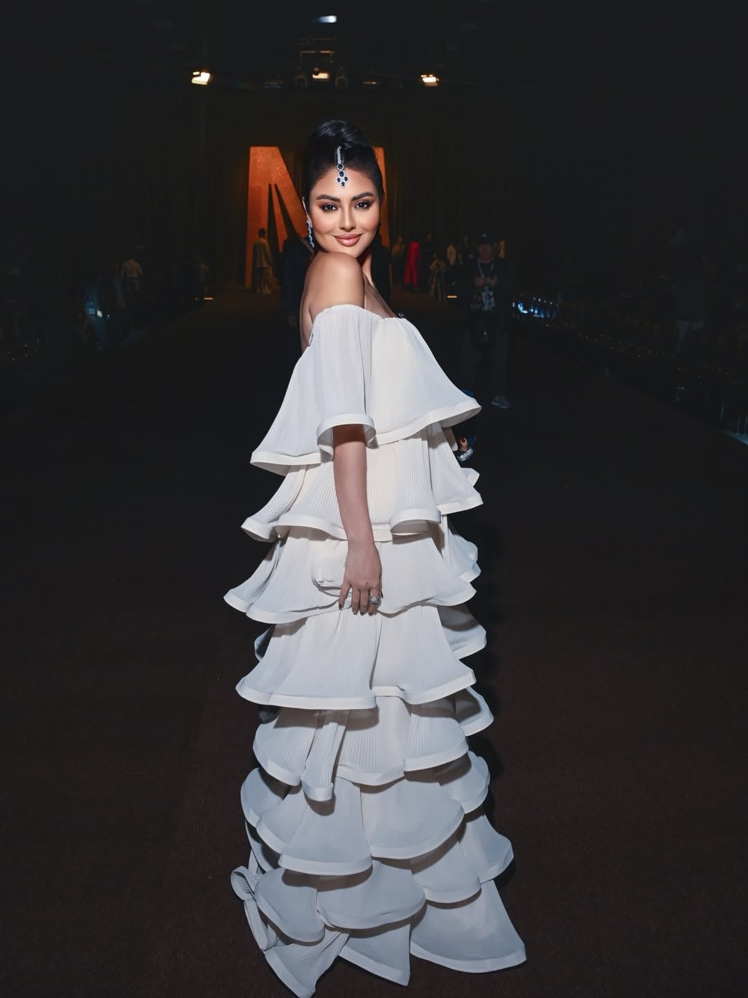 مريم حسين تتألق بفستان أبيض بالكشاكش البارزة بأسلوب فني