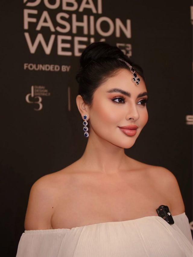 مريم حسين بإكسسوار شعر ذي طابع هندي