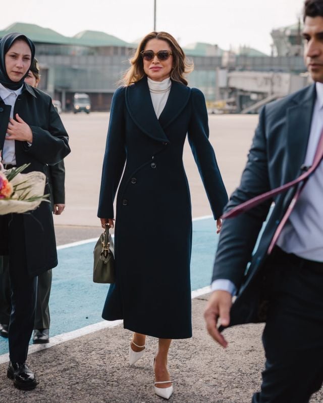 الملكة رانيا بمعطف راقٍ باللون الكحلي