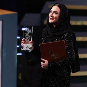 سلاف فواخرجي ترفع "العنقاء البلورية" بإطلالة سوداء لامعة