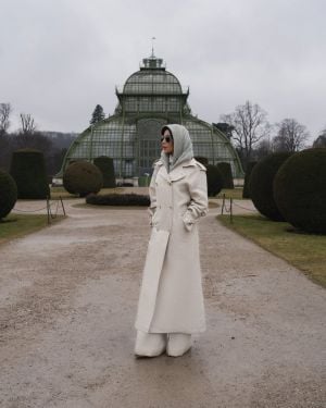 مهيرة عبد العزيز بإطلالة شتوية أنيقة في فيينا