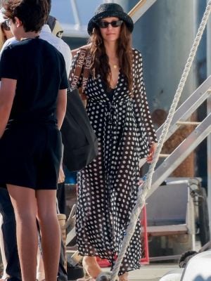 سيلينا غوميز ونينا دوبريف تنسّقان ملابس البحر في المكسيك