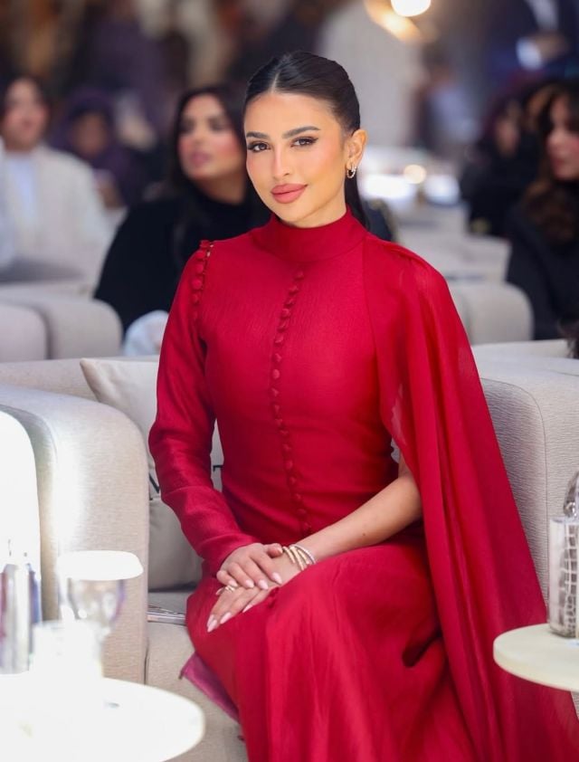 لمى العقيل بتصميم شرقي باللون الأحمر