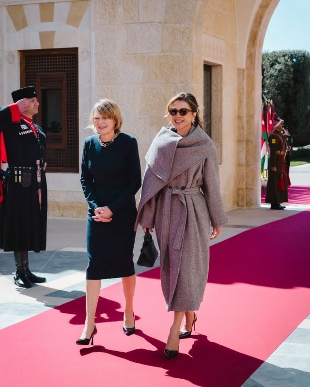 الملكة رانيا تقدّم مثالاً للأناقة المتوازنة بصيحة عصرية