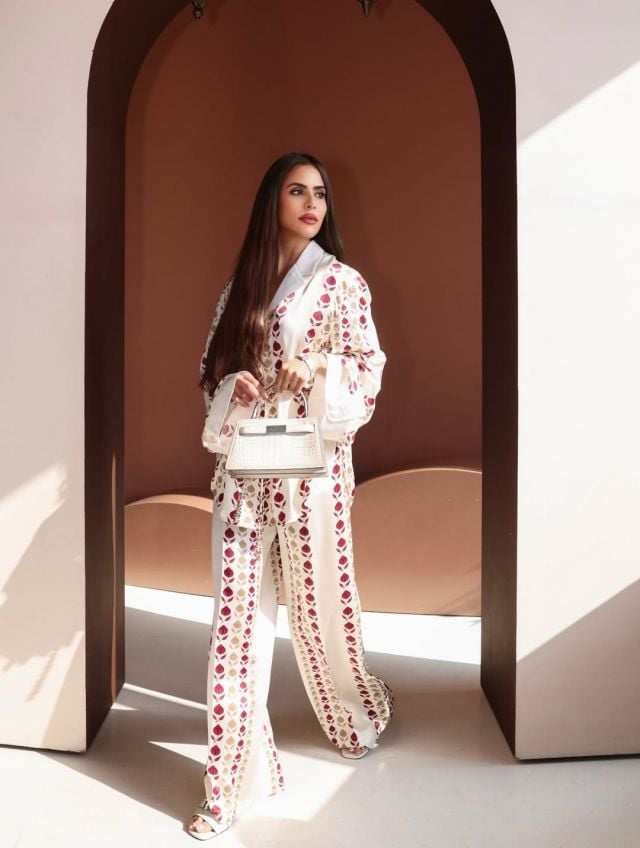 ندى باعشن تعتمد Loungewear الأبيض الواسع بأسلوب رمضاني راقٍ