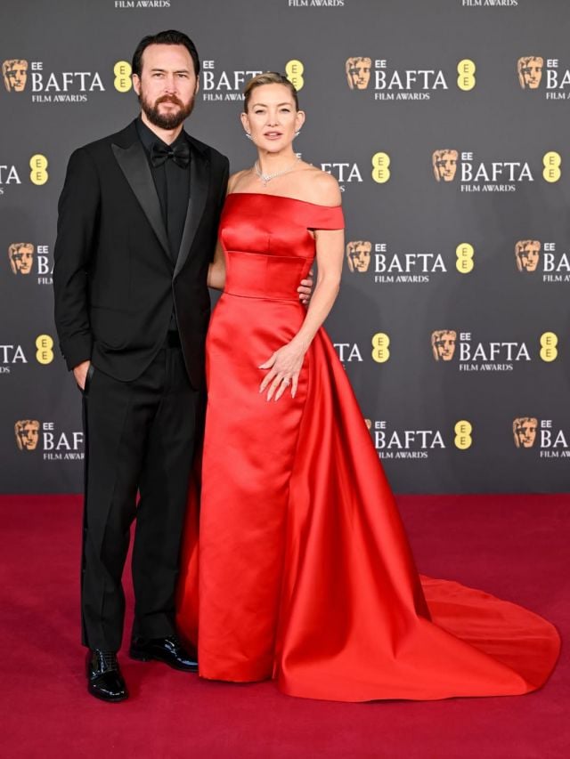 كيت هادسون بفستان أحمر 