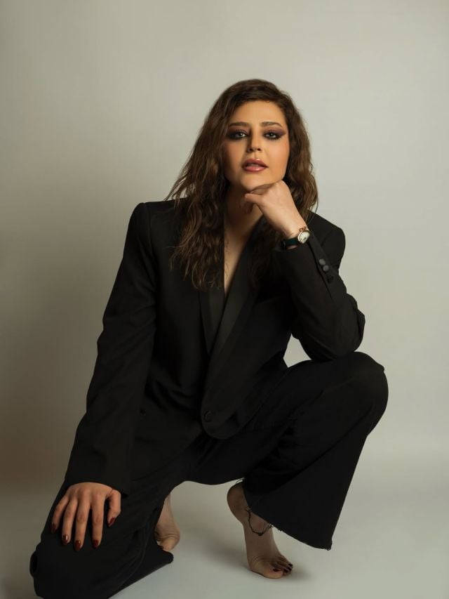 إليانا سعد تعتمد البدلة السوداء بأسلوب لافت