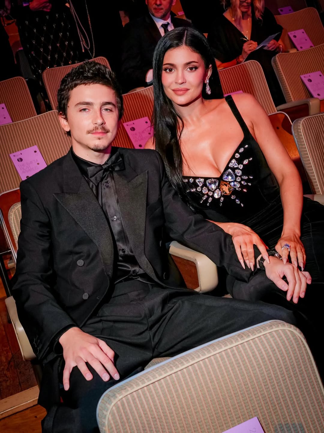 كايلي جينير اعتمدت فستاناً مرصعاً بالكامل