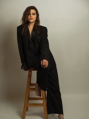 الطابع الذكوري يبرز أناقة إليانا سعد... "لوك" أندروجيني عصري بالأسود