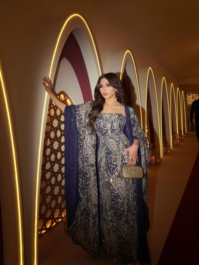 نهى نبيل بقفطان أزرق مطرز بالفضي