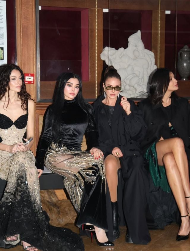 هيفاء وهبي بفستان مخملي وفضّي من طوني ورد