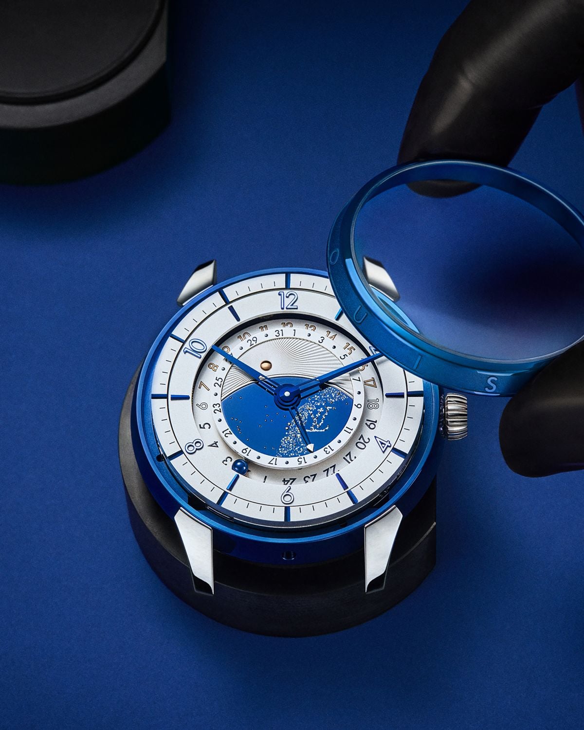LOUIS VUITTON X DE BETHUNE: نسخة فريدة من ساعة DB25 GMT Starry Varius الأيقونية