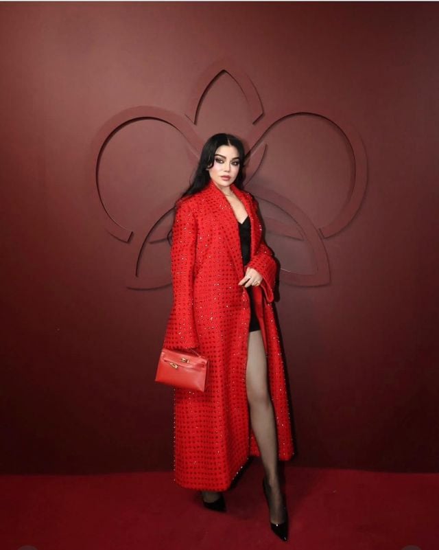 هيفاء وهبي تجمع الجرأة والرقي بفستان أسود ومعطف أحمر