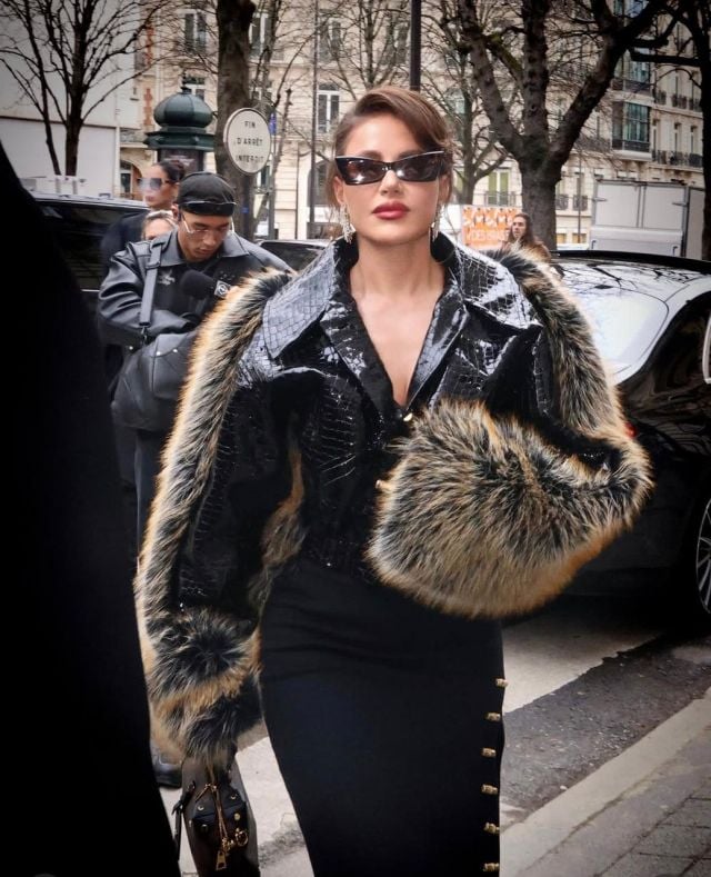 ديما قندلفت تتألق بجاكيت جلد التمساح وتنورة ضيقة