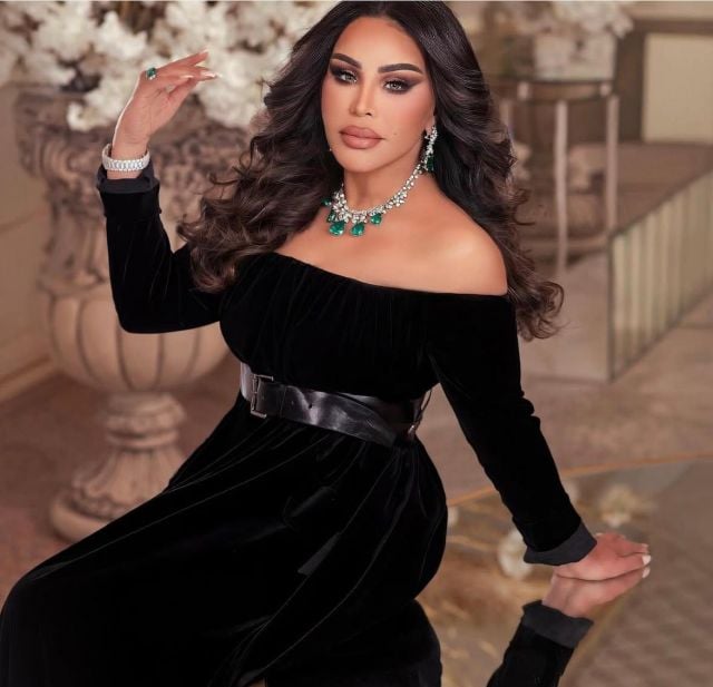 أحلام تختار الفستان الأوف-شولدر الاسود مع الحزام