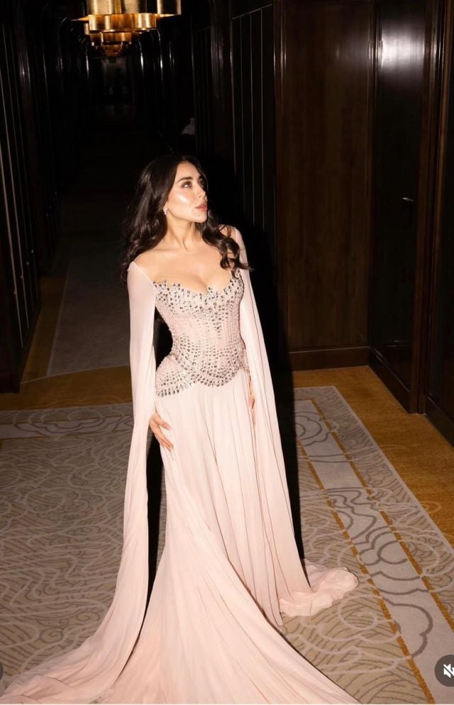 هيا مرعشلي بفستان كورسيه مطرز وذيل طويل