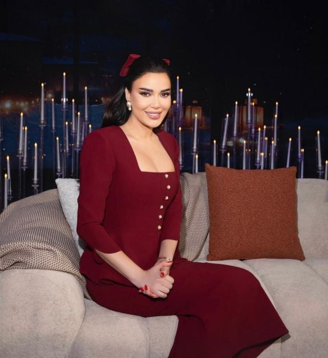 سيرين عبد النور باطلالة كاملة بالبوردو