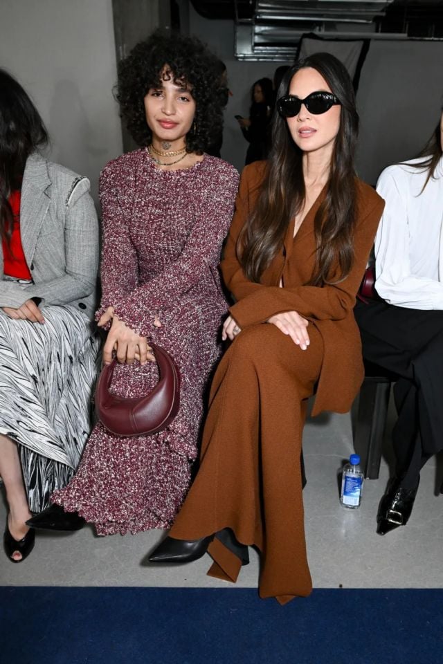 إنديا مور وأوليفيا مون في عرض أزياء بروينزا شولر لخريف 2026