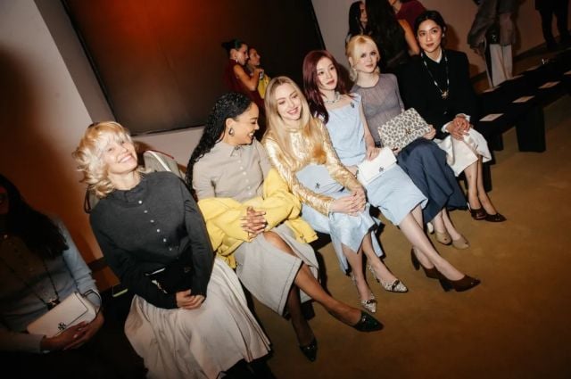 باميلا أندرسون، وتيسا تومسون، وأماندا سيفريد، وسونغ يوكي، ومايسي بيترز في عرض أزياء توري بورش لخريف 2026 الجاهزة للارتداء