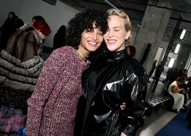 إنديا مور وتومي دورفمان في عرض أزياء بروينزا شولر لخريف 2026