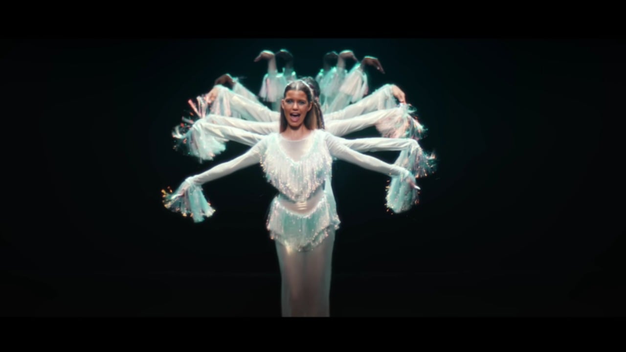 بيرين سات بفستان بقصة الشراريب بأسلوب شفاف