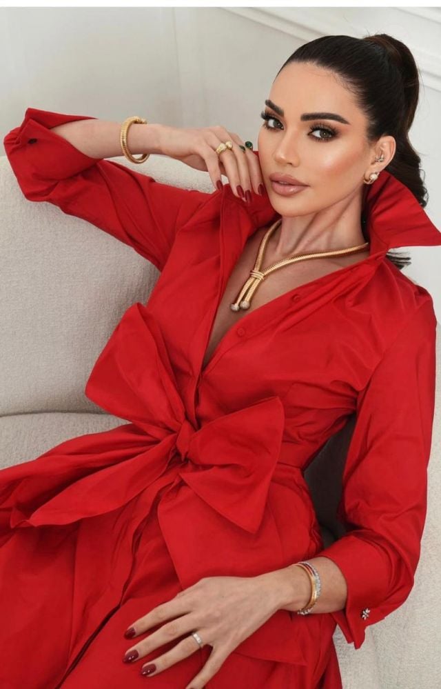 داليدا خليل تتألق بالأحمر الكلاسيكي