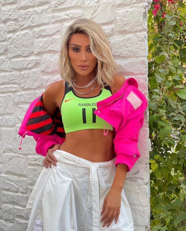 مايا دياب بلون نيون مشرق 