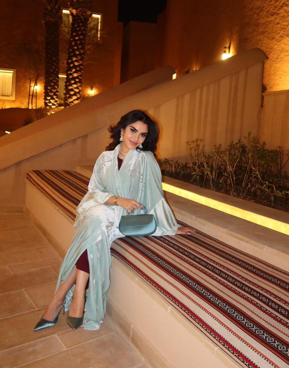 نجود الرميحي بالعباية الملونة