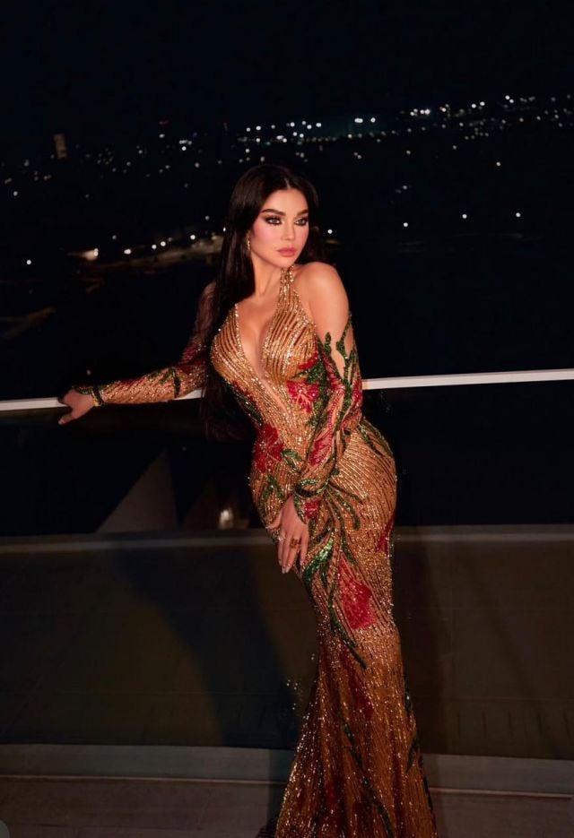 هيفاء وهبي: فستان ذهبي مطرز بالورود وياقة مفتوحة