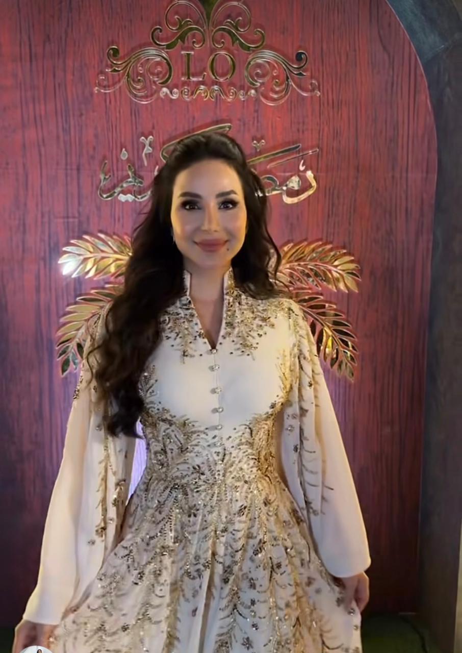 تفاصيل بسيطة ولمسة ذهبية في زيّ لجين عمران الرمضاني