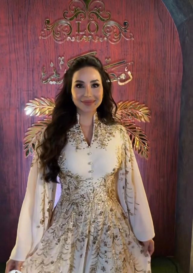 قفطان أبيض وإشراقة طبيعية: سر أناقة لجين عمران في رمضان