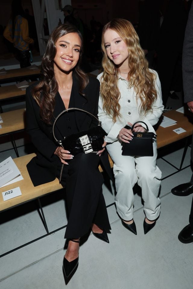 جيسيكا ألبا وهافن غارنر وارن في عرض أزياء فندي لخريف 2026