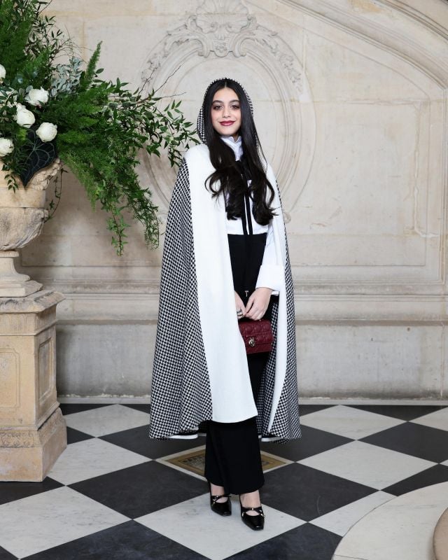 ياسمينا العبد بكاب ثنائي اللون وبنطال أنيق
