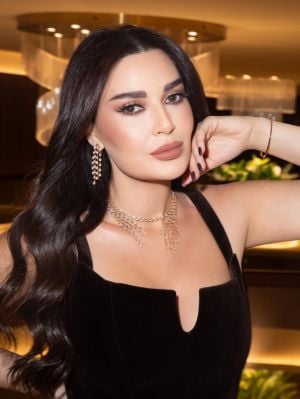 سيرين عبد النور تتألق في العراق بفستان مجسم يبرز جمالها