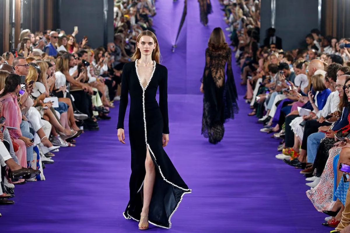 موضة الشتاء 2026: المخمل يعود ليتصدّر منصات الأزياء العالمية