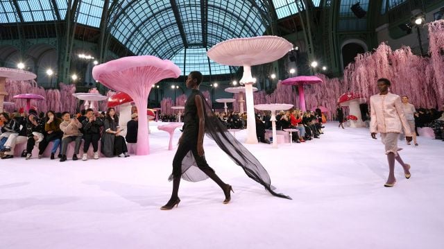 عرض شانيل خلال أسبوع الموضة في باريس