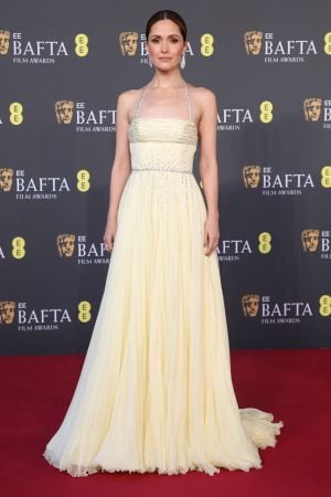 روز بيرن تلفت الأنظار بإطلالة أنيقة في حفل الـBafta 2026