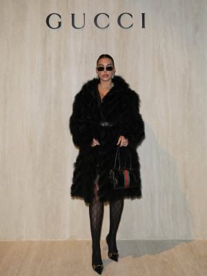 جورجينا رودريغيز تضجّ أنوثة بالشفاف والفرو في عرض Gucci