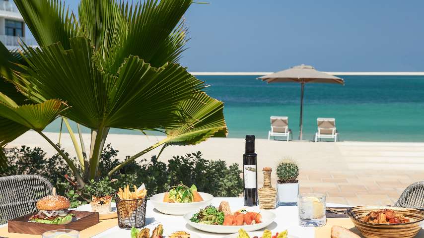 عشاء خاص على الشاطئ عشاء خاص على الشاطئ