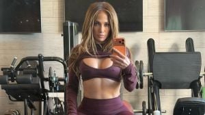 جينيفر لوبيز بإطلالة رياضية عصرية