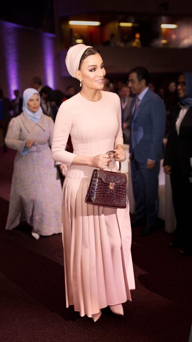 أناقة هادئة وبساطة فاخرة… تصاميم الشيخة موزا الباستيلية