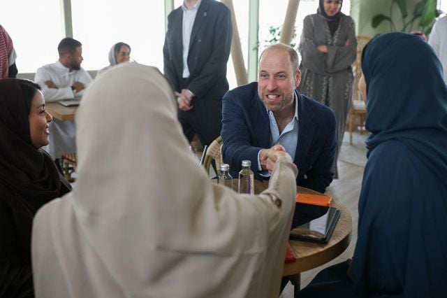 الأمير ويليام في مقهى مع سعوديات