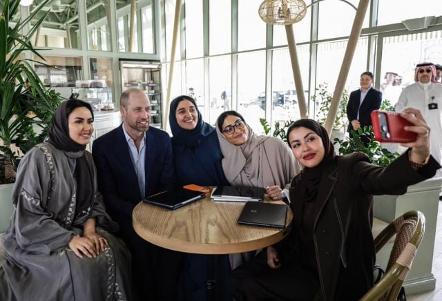 الأمير ويليام في مقهى مع سعوديات