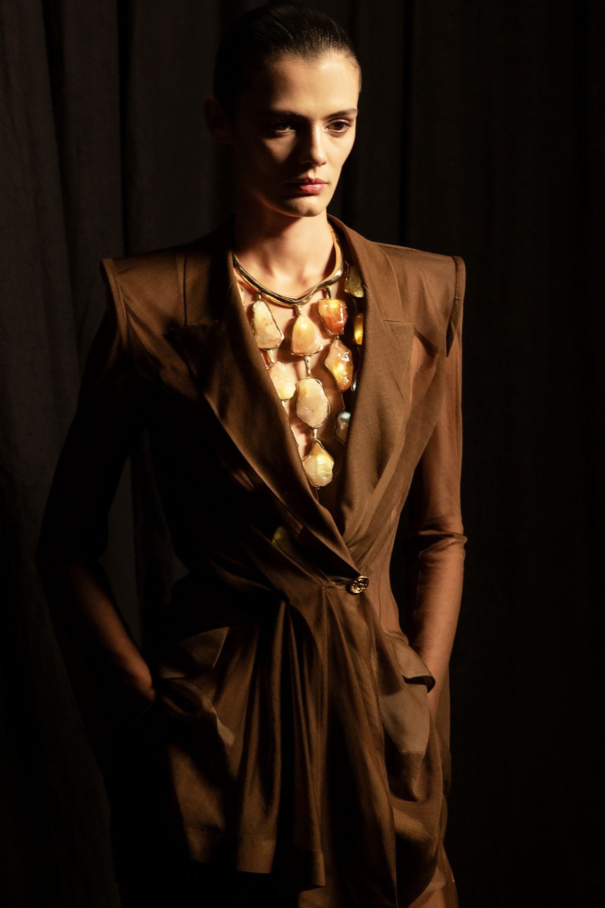 مجموعة الملابس الجاهزة لربيع وصيف من تصميم Daniel Roseberry تصل إلى كل بوتيكات Schiaparelli