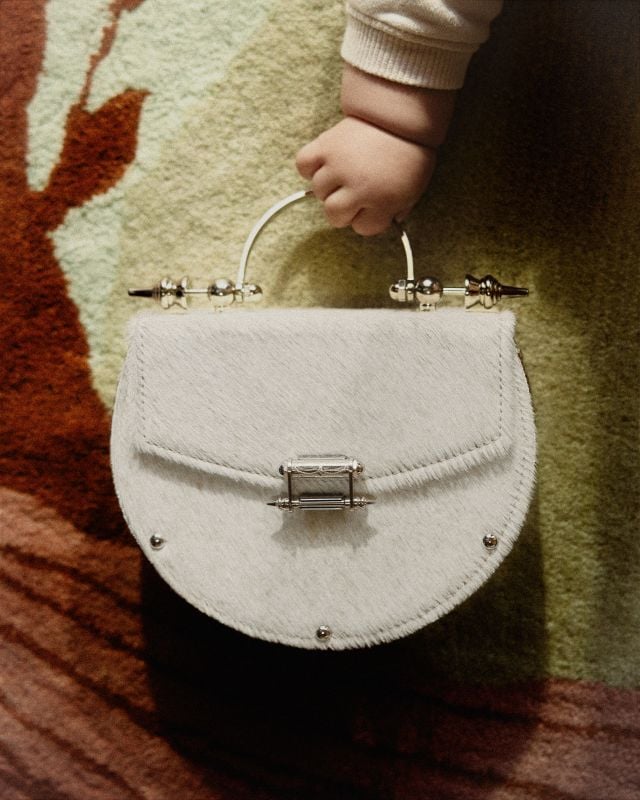 حقيبة من تصميم الأختين آية وموناز عبد الرؤوف