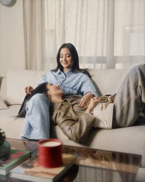 حملة "In Between" من Okhtein... للاحتفاء بالروابط الإنسانية