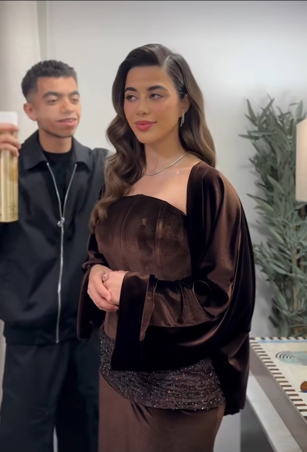 تفاصيل اطلالة العباءة والوشاح