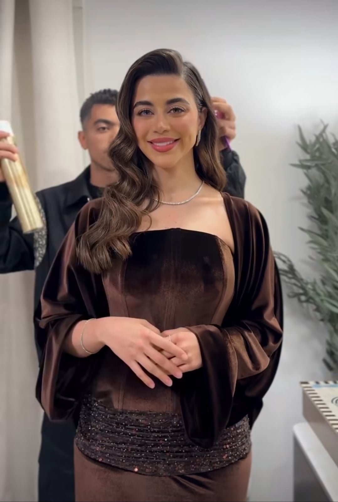 إطلالة العباءة البنية المخملية مع الشال المعتمد