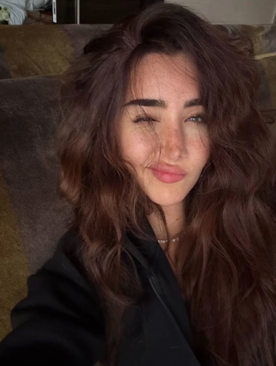 صورة هنا الزاهد من دون مكياج